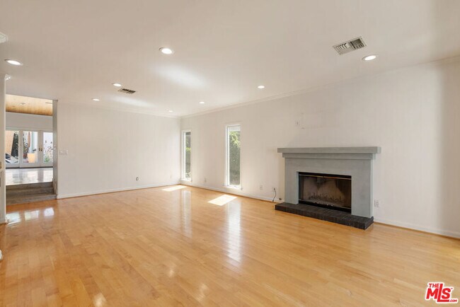 Building Photo - 2049 Watson St