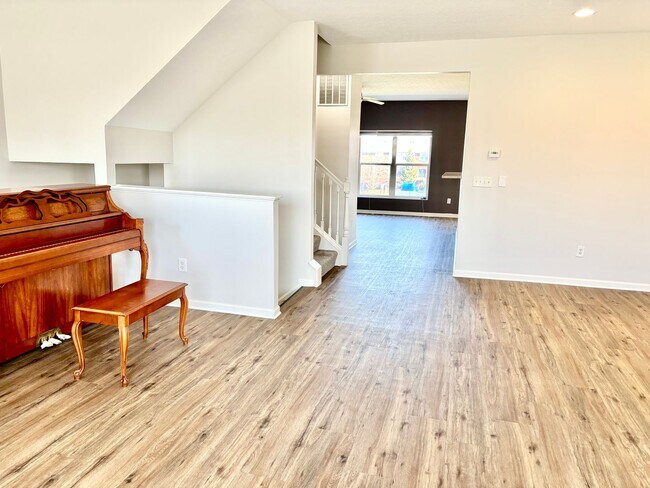 Foto del edificio - Don't miss out on this great 3 bed 3.5 bath townhouse with tons of amenities!