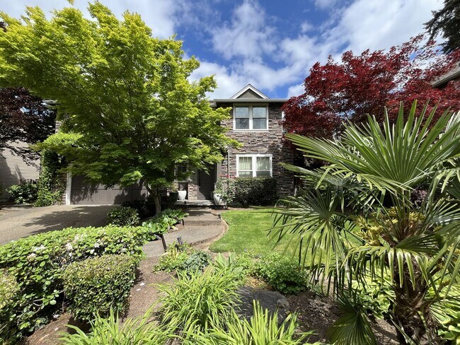 Building Photo - Luxury 5 Bedroom Home with Soaking Tub, Chef’s Kitchen & Expansive Primary Suite
