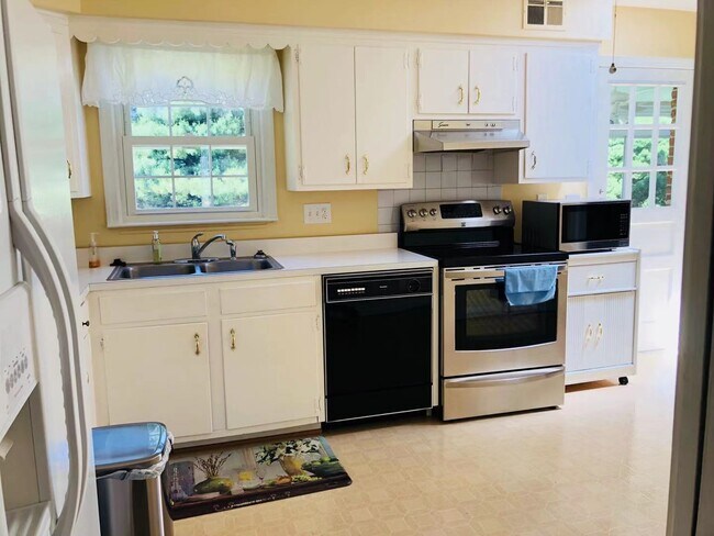 Building Photo - 9005 Eugene Dr