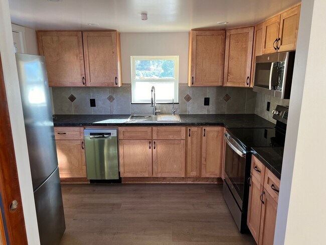 Full Kitchen with dishwasher - 85 La Cross St