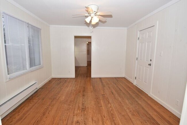 Building Photo - Cute & Rare 1 Bedroom Apartment in Buchana...