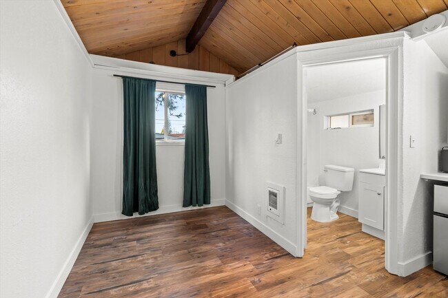 Building Photo - Charming Studio Apartment in Lakewood