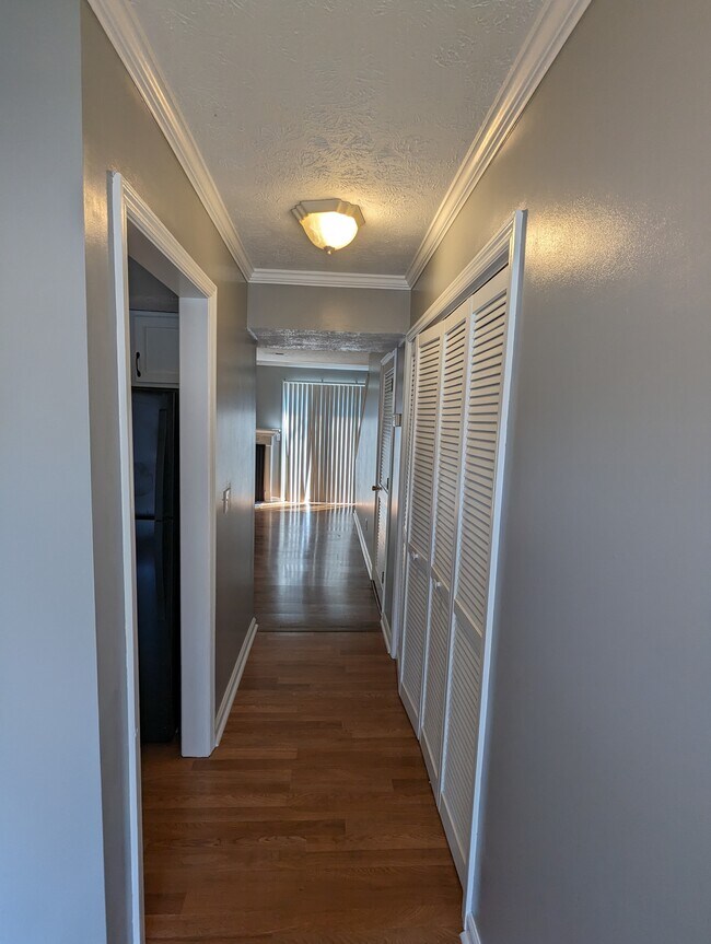 Building Photo - 463 Claircrest Dr
