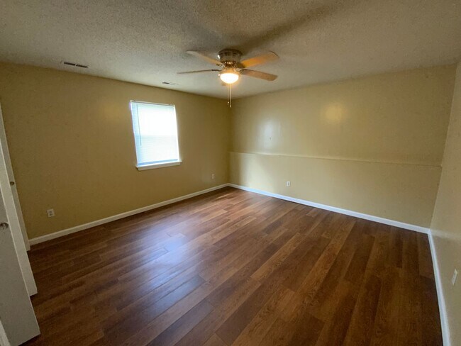 Building Photo - 3 Bedroom 1 Bathroom Apartment