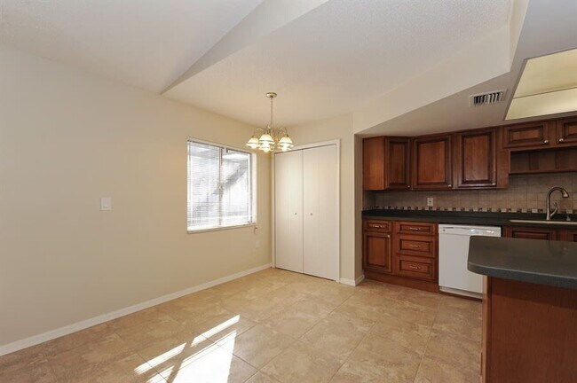 Building Photo - 10840 Peppertree Ln