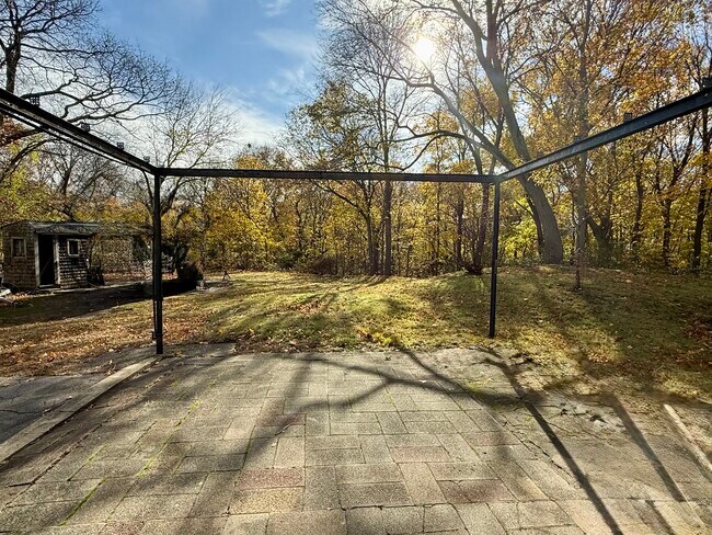 Amplio patio trasero aislado - 235 South St