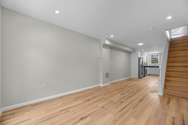 Building Photo - 146 N Ellwood Ave