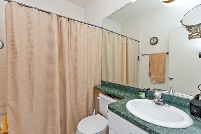 Building Photo - 2 br, 1.5 bath Townhome - 616 N Paulina St
