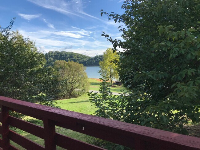 Building Photo - Lakefront Living with Stunning Views