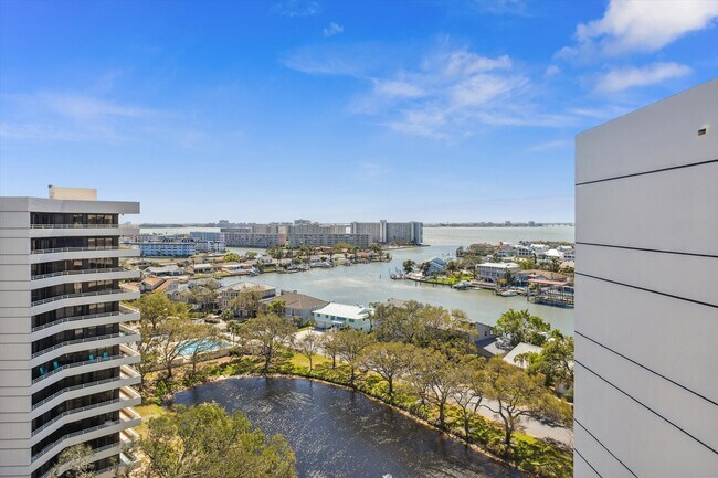 Foto del edificio - 5950 Pelican Bay Plaza S