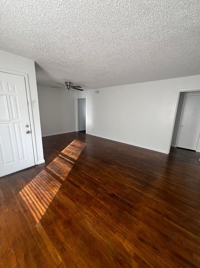 Building Photo - Great Southside Home