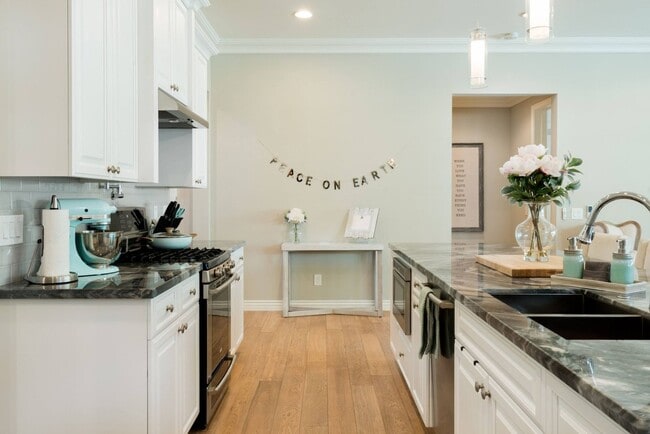 Building Photo - 3706 E Clarendon Ave