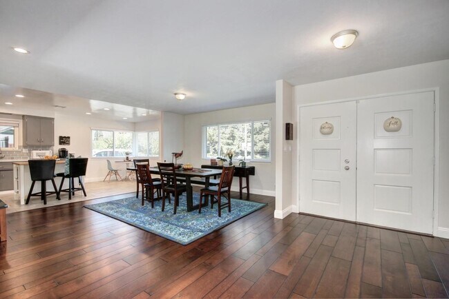 Foto del edificio - Gorgeous Sierra Oaks 4 Bedroom 3 Bath!