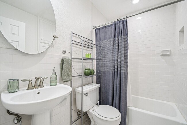 Foto del edificio - Hill Country Charm Meets City Convenience / 3 miles to Domain / One story / Covered Patio / Refri...