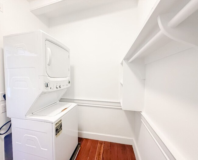 Foto del edificio - Renovated One-Bedroom Gem Steps from Train...