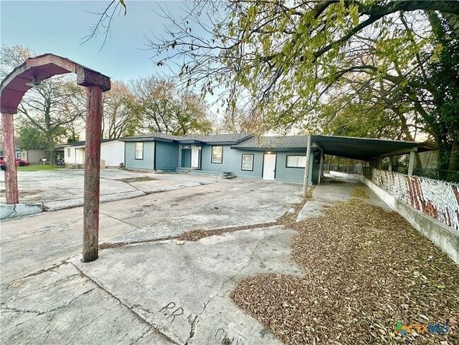 Foto del edificio - 104 E Fowler Ave