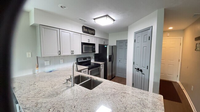 Building Photo - 2nd Floor 2 Bedroom Condo with New Paint a...