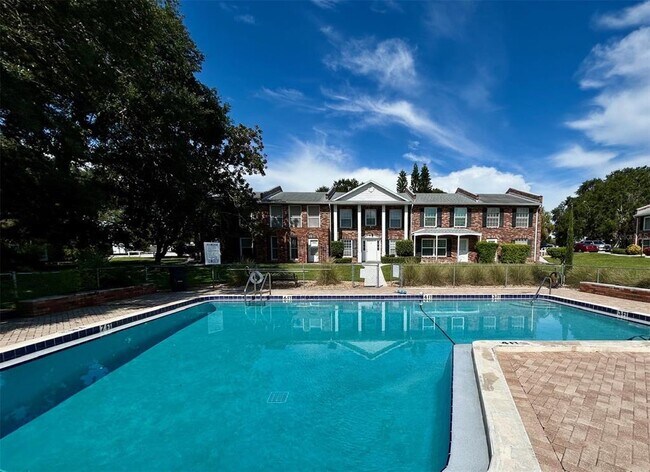 Foto del edificio - 5850 Cypress Gardens Blvd