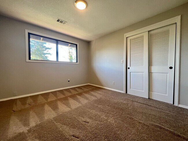 Foto del edificio - Experience Comfortable Living in Style: Ch...