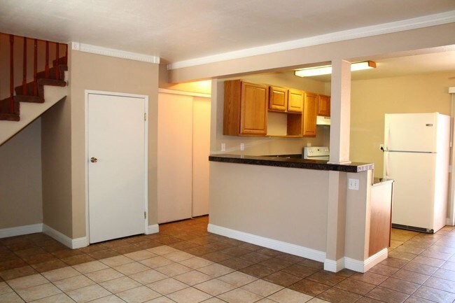 2 Two Story Town Home Townhouse For Rent In Las Vegas Nv Building Photo 2 Two Story Town Home