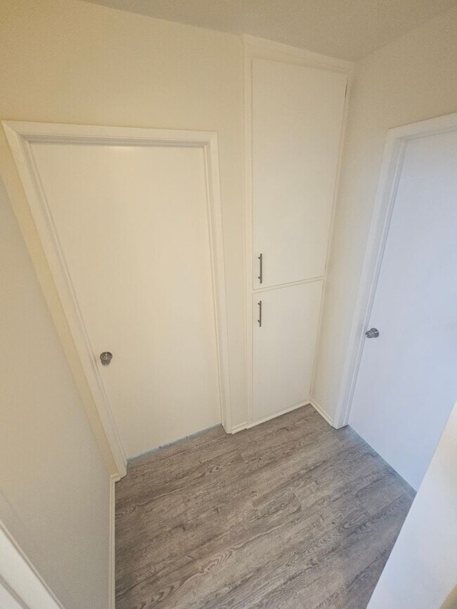 Building Photo - 2 bed 1.5 bath for rent just minutes away from the beach