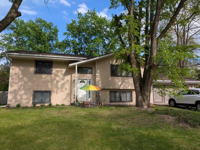Foto del edificio - 7417 Meadowwood Dr