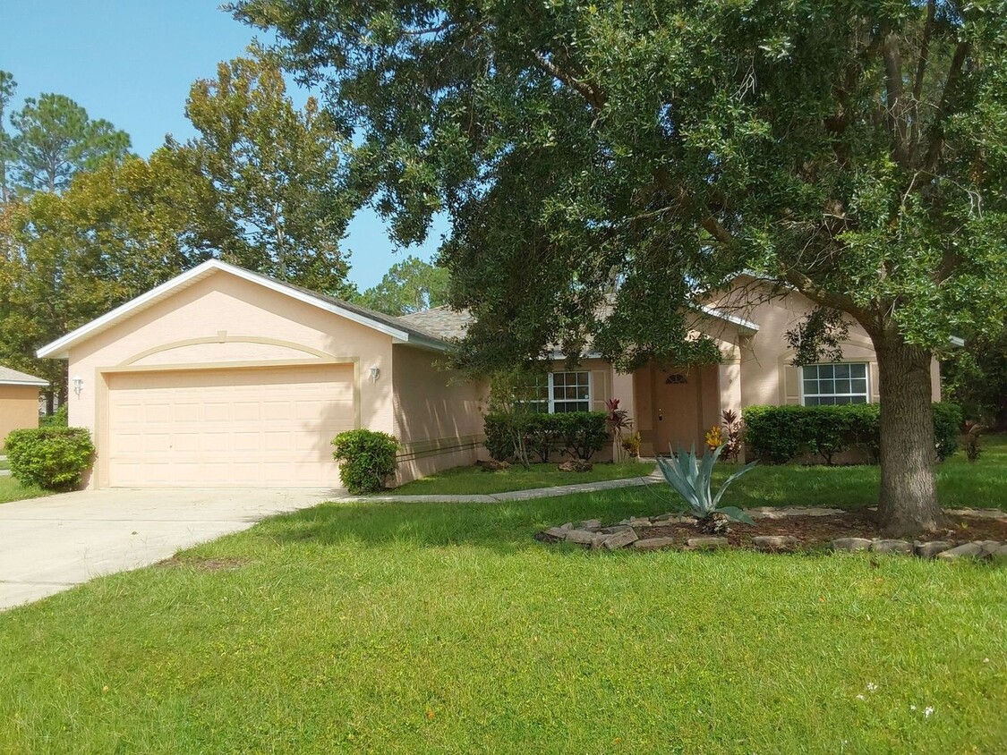 Primary Photo - Spacious 4/2/2 with screened in porch.