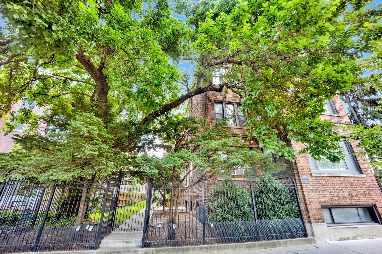 Primary Photo - 1469 W Carmen Ave