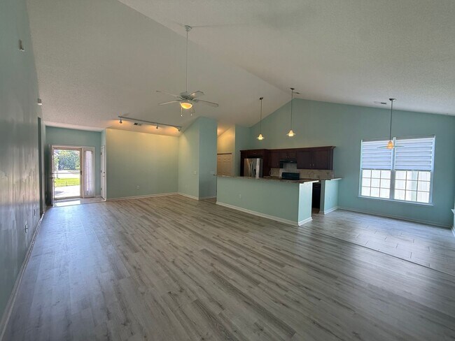 Building Photo - 2302 Clandon Dr