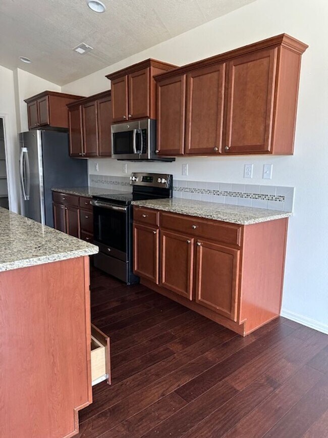 Building Photo - Spacious 3-Bedroom Home with Dedicated Off...