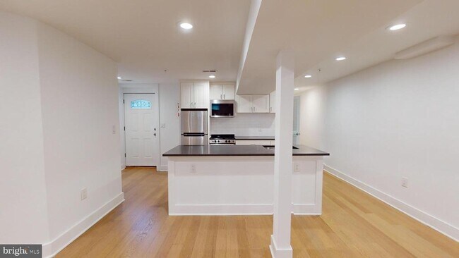 Foto del edificio - 472 Ridge St NW