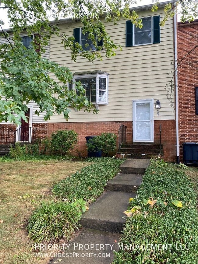 Building Photo - 923 Meadowlark Dr
