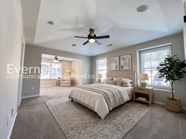 Foto del edificio - 4 Bed/3.5 Bath Town Home with Garage / Pet-Friendly / Available Now!