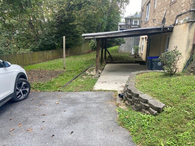 Private yard, covered patio - 2710 S 2nd St