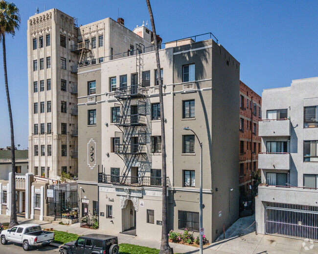 Building Photo - La Chandelle Apts.