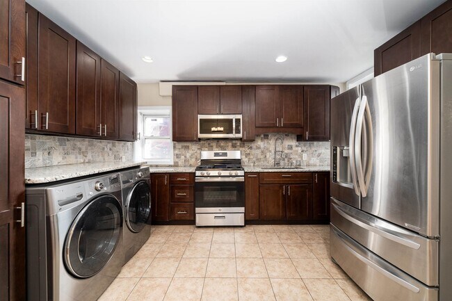 Building Photo - 65 Paterson St