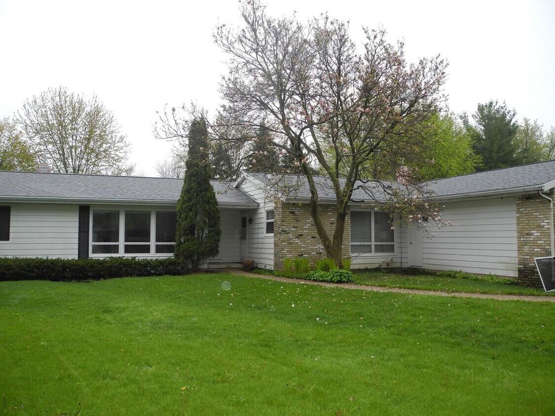 2011 Adderbury Ln, Madison, WI 53711 Townhouse for Rent in Madison, WI