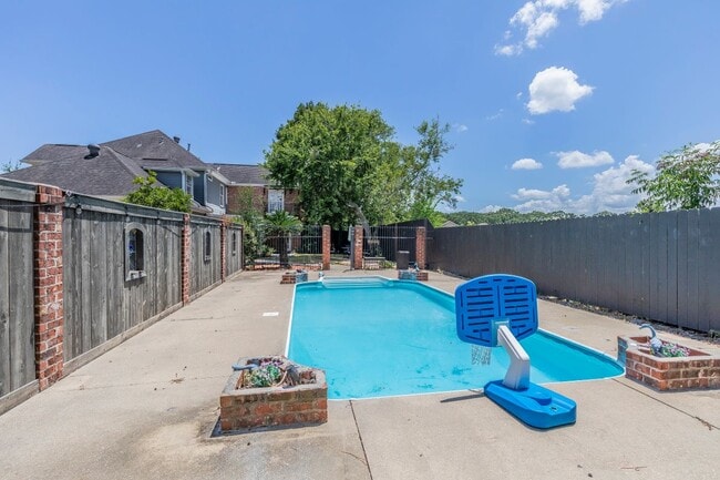 Building Photo - 300 Oak Hollow Dr