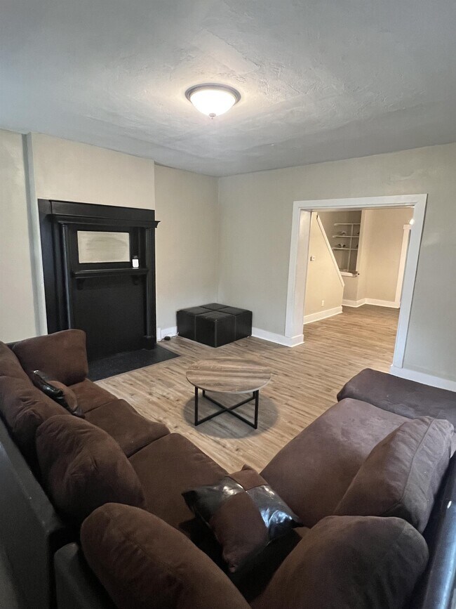 Building Photo - 335-337 W Grand Ave