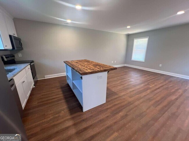 Building Photo - 5960 Moon Dr