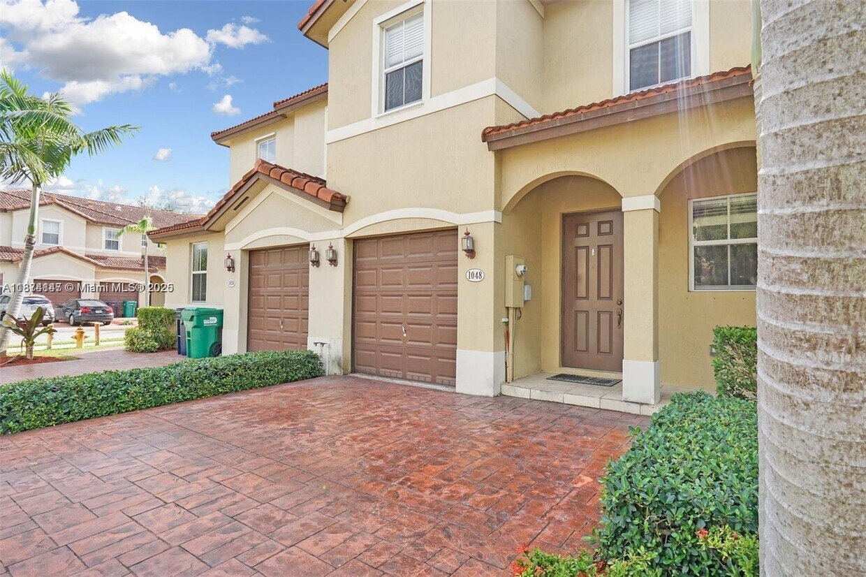 Foto principal - 1048 NE 208th St