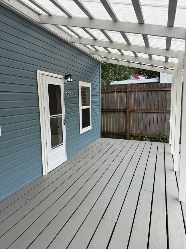 Building Photo - Luxury 2 bedroom 1 bath duplex in a great neighborhood!