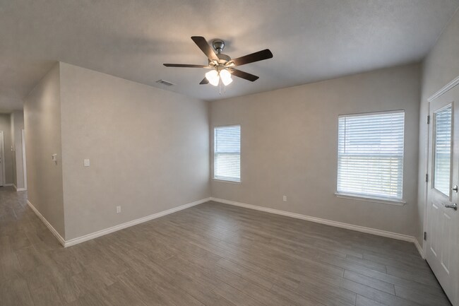 Building Photo - APPLY ON OUR WEBSITE! AVAILABLE SOON!!