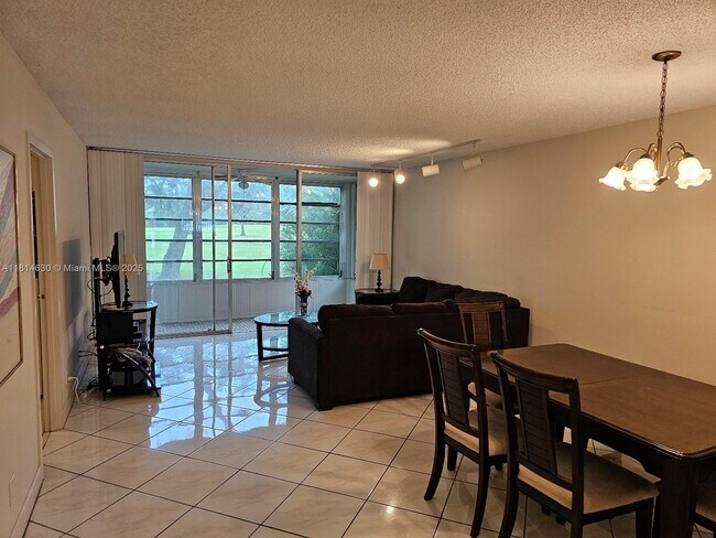 Foto del edificio - 8380 Sands Point Blvd