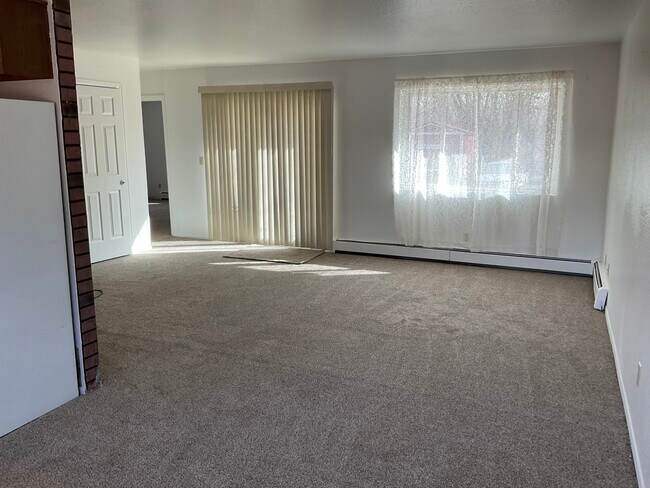 Building Photo - 608 N Orchard Ave