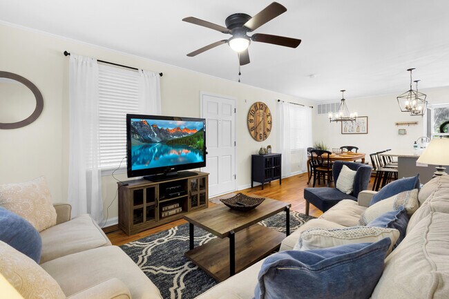 Building Photo - 604 9th St