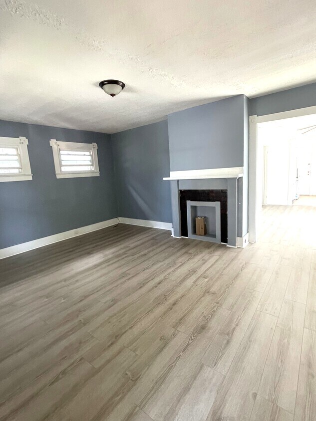 Foto principal - 207 E 3rd St