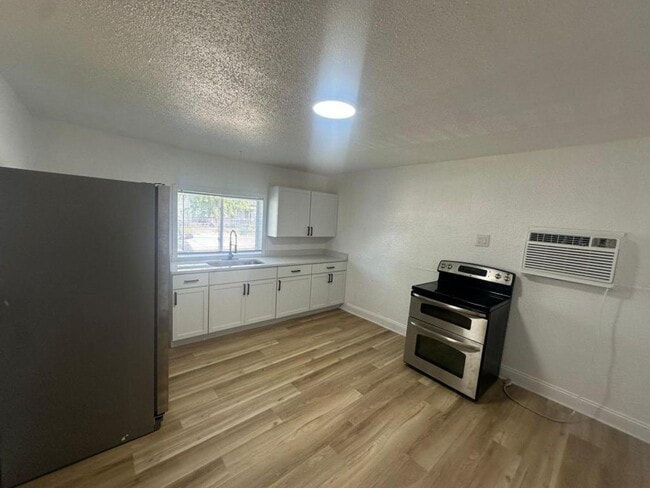 Building Photo - 3006 S Hackley St