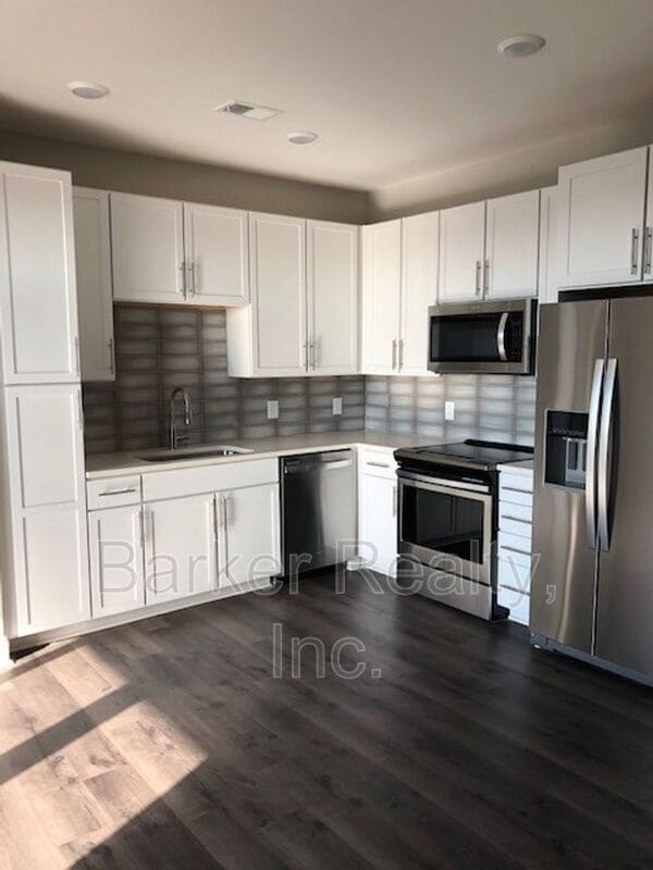 Building Photo - 414 S White St